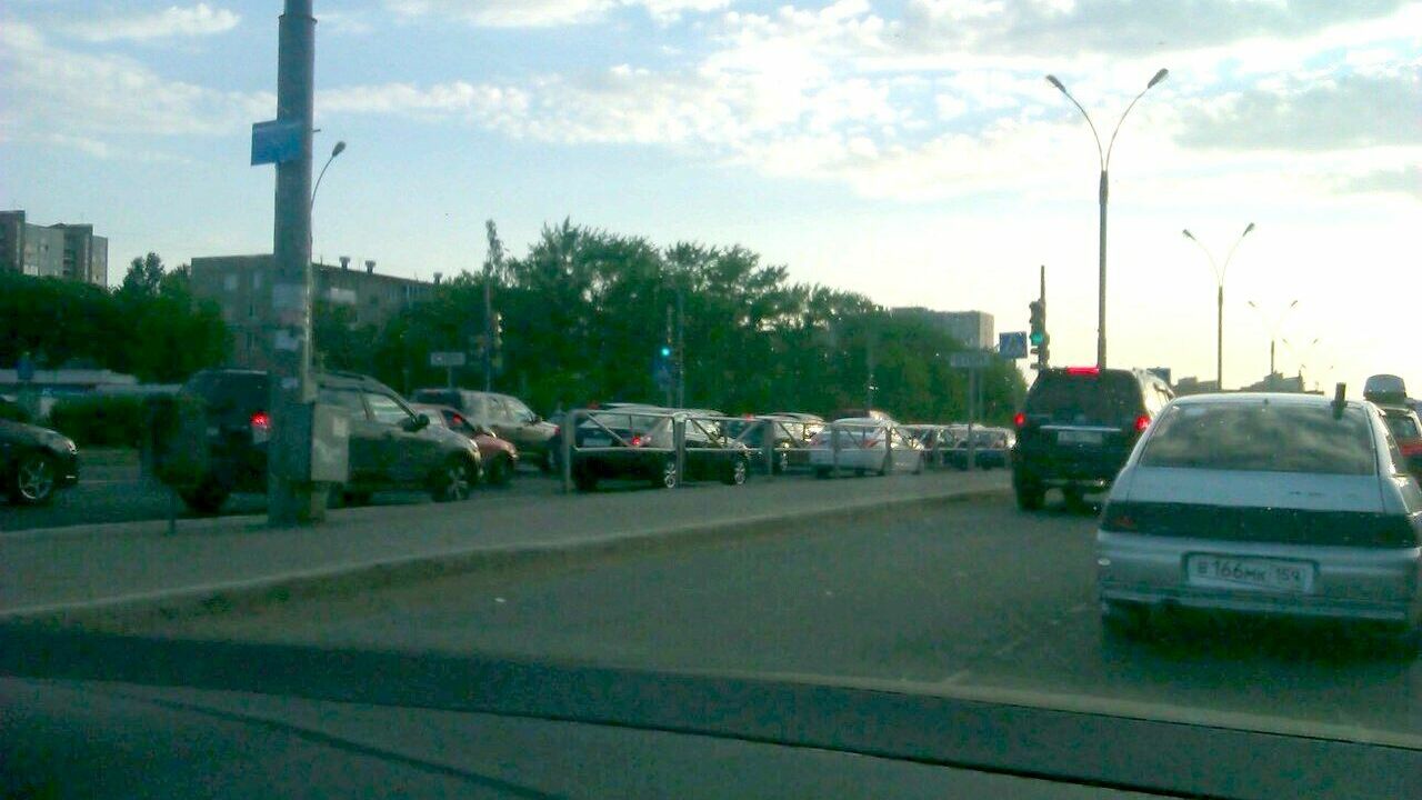 Движение на развязке Стаханова-Карпинского заблокировали три ДТП