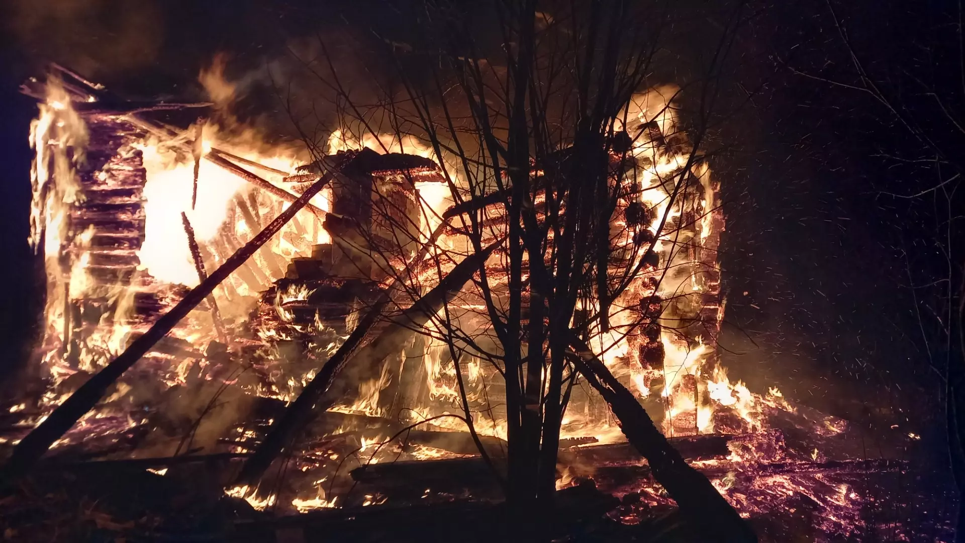 В городе Кизел Пермского края на пожаре в деревянном доме погиб мужчина
