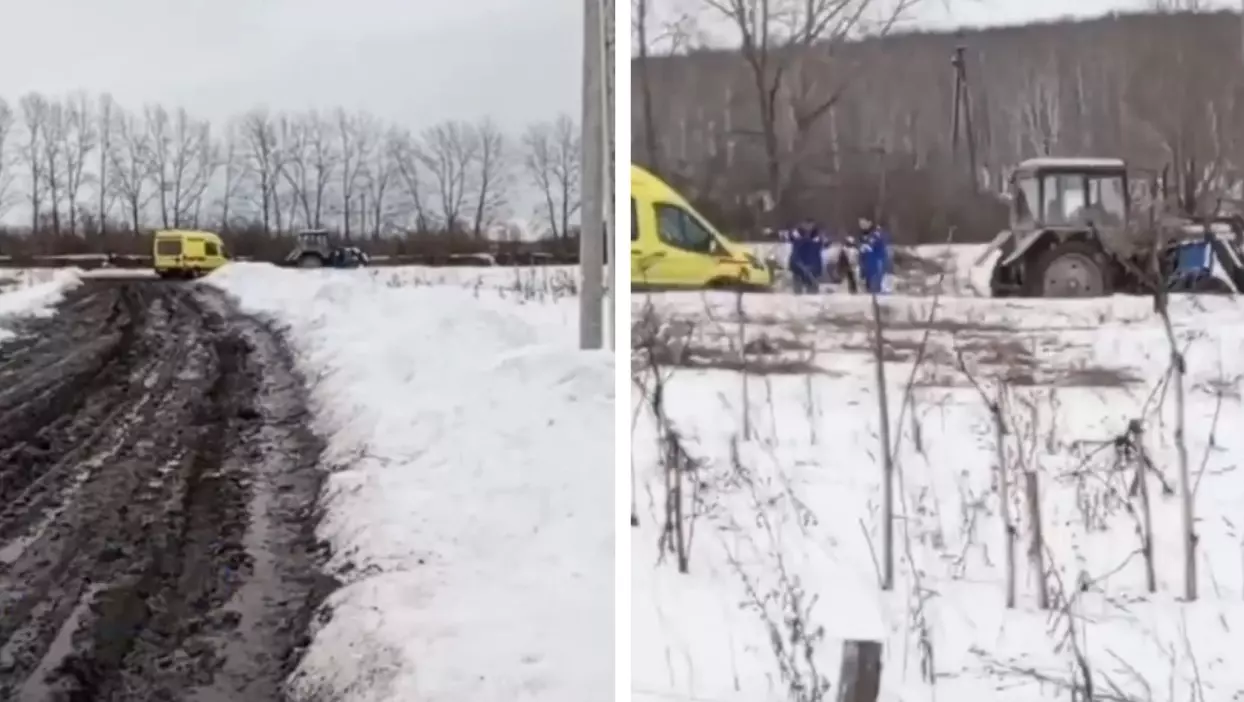 Скорая помощь с ребенком застряла в грязи на дороге в Пермском крае