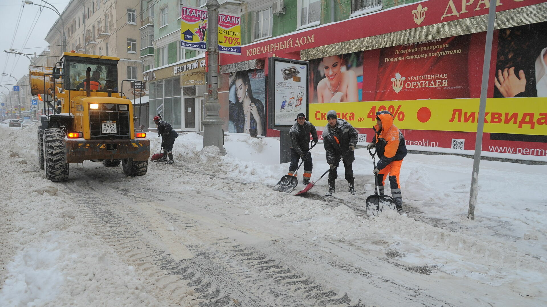 В выходные на борьбу со снегопадом в Перми выйдут 280 снегоуборочных машин