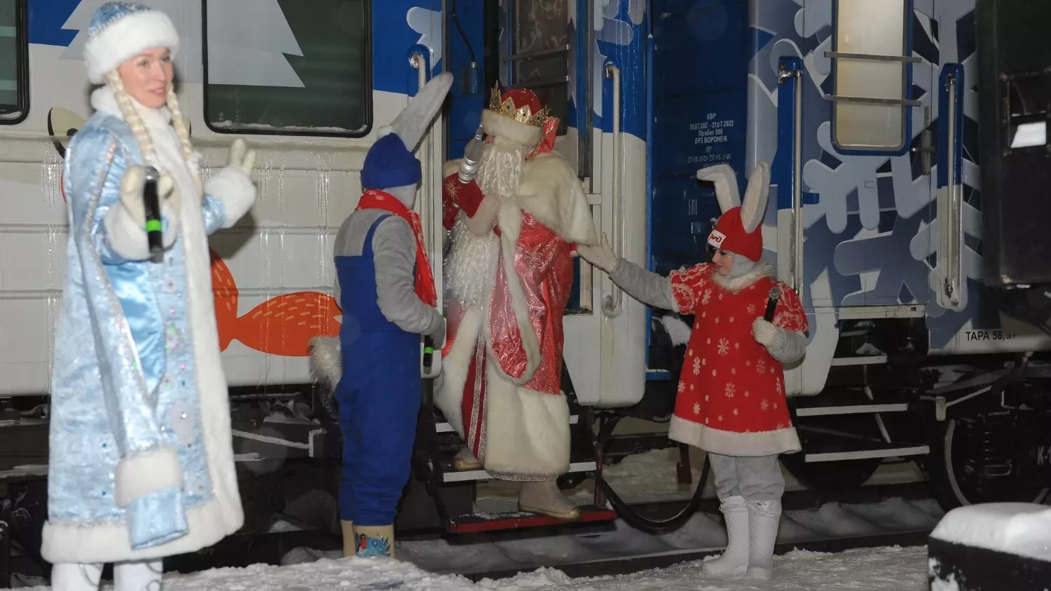 Момент выхода Деда Мороза из поезда. Его внучка появилась несколько раньше.
