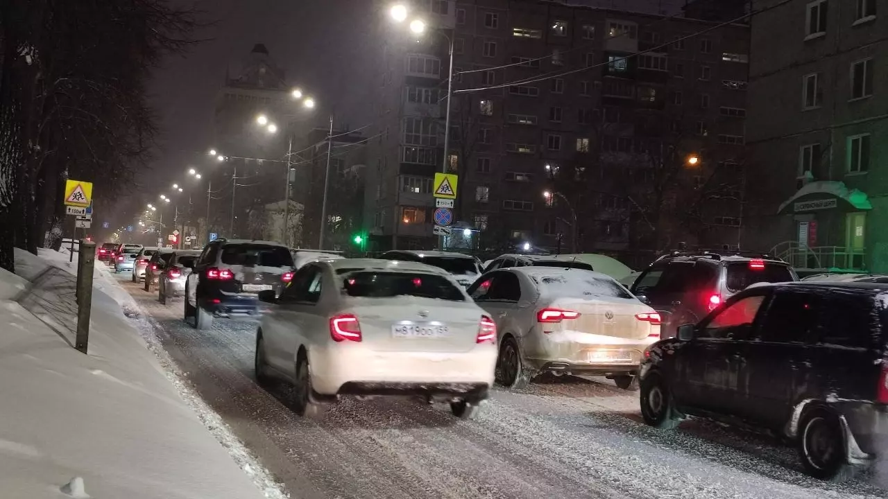 Пермь сковали 10-балльные пробки из-за снегопада