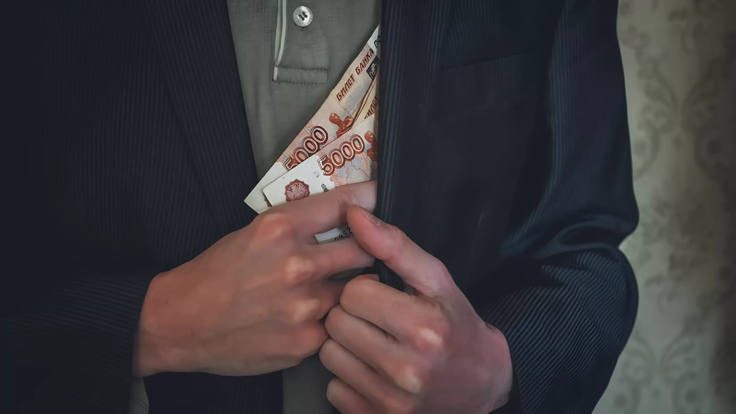 Налоговый инспектор из Перми за деньги делился документами с налоговой тайной