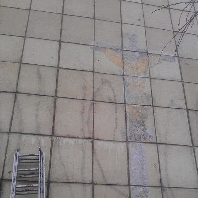 Депутат гордумы Юрий Уткин усмотрел в стрит-арте вандализм. Вскоре работу спилили со стены дома болгаркой