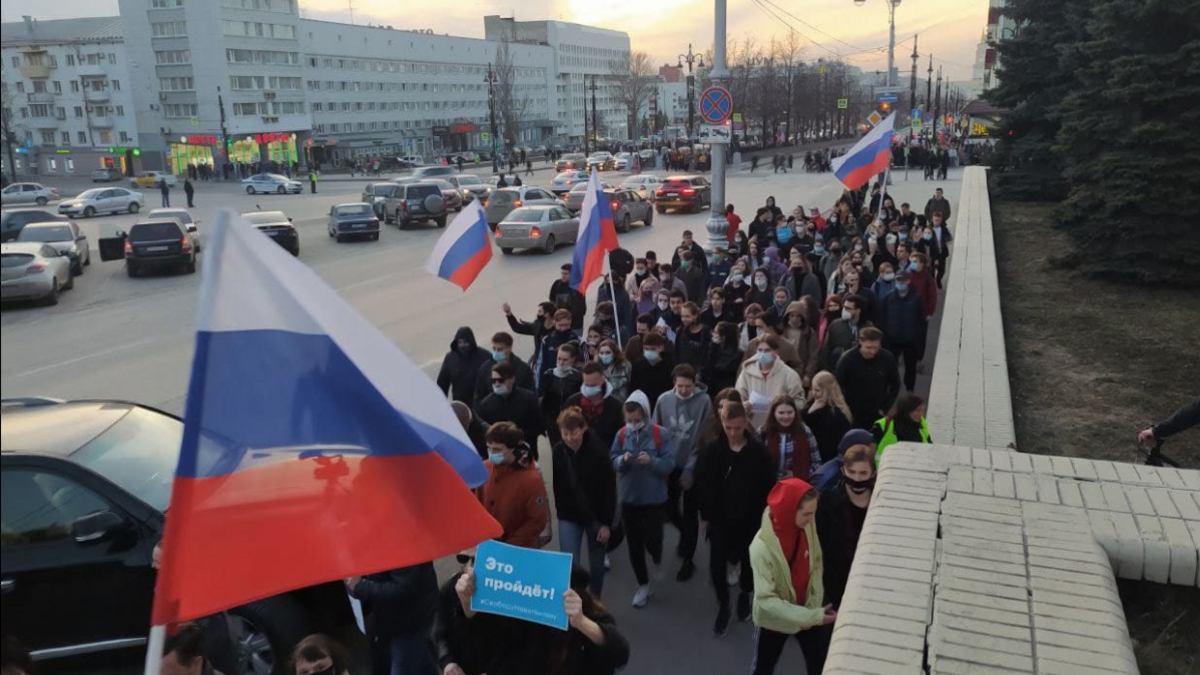 Сотни пермяков вышли на митинг и шествие в поддержку Алексея Навального. Как это было