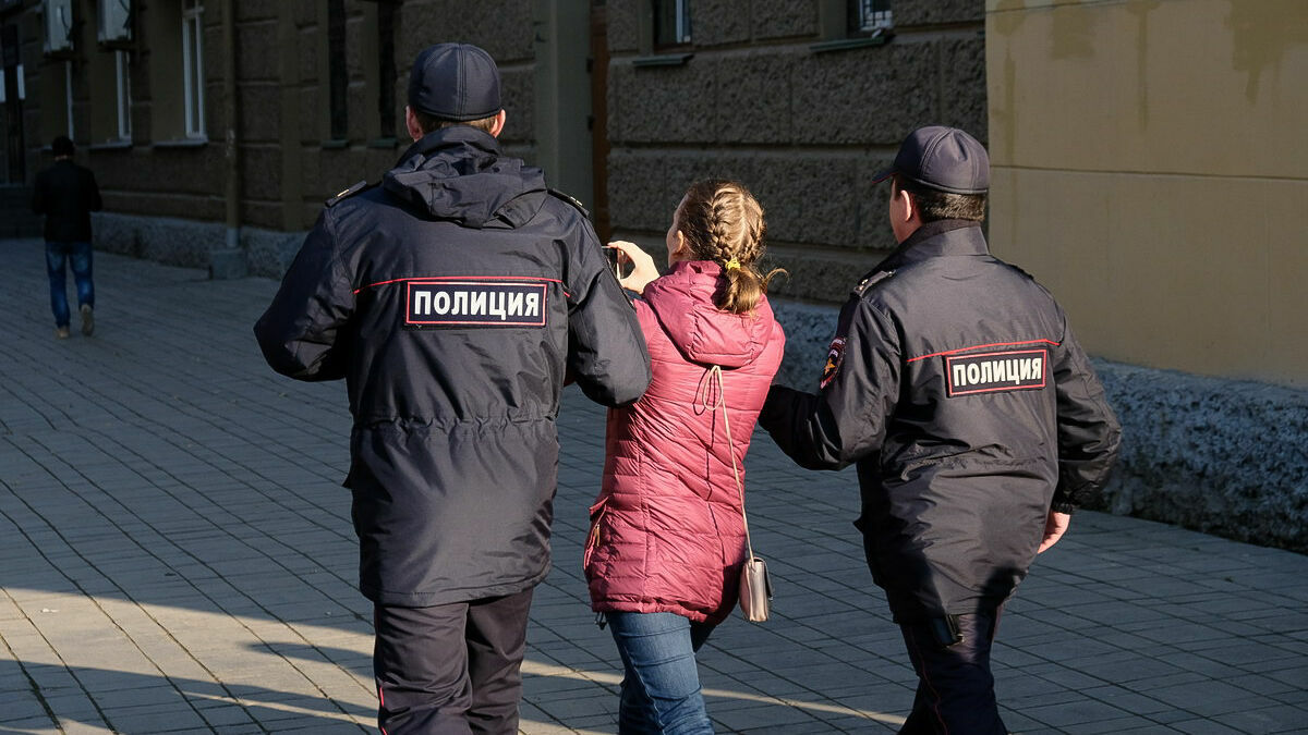 Полиция задержала сторонников Навального, устроивших агитпрогулку в центре Перми. Фоторепортаж Properm.ru