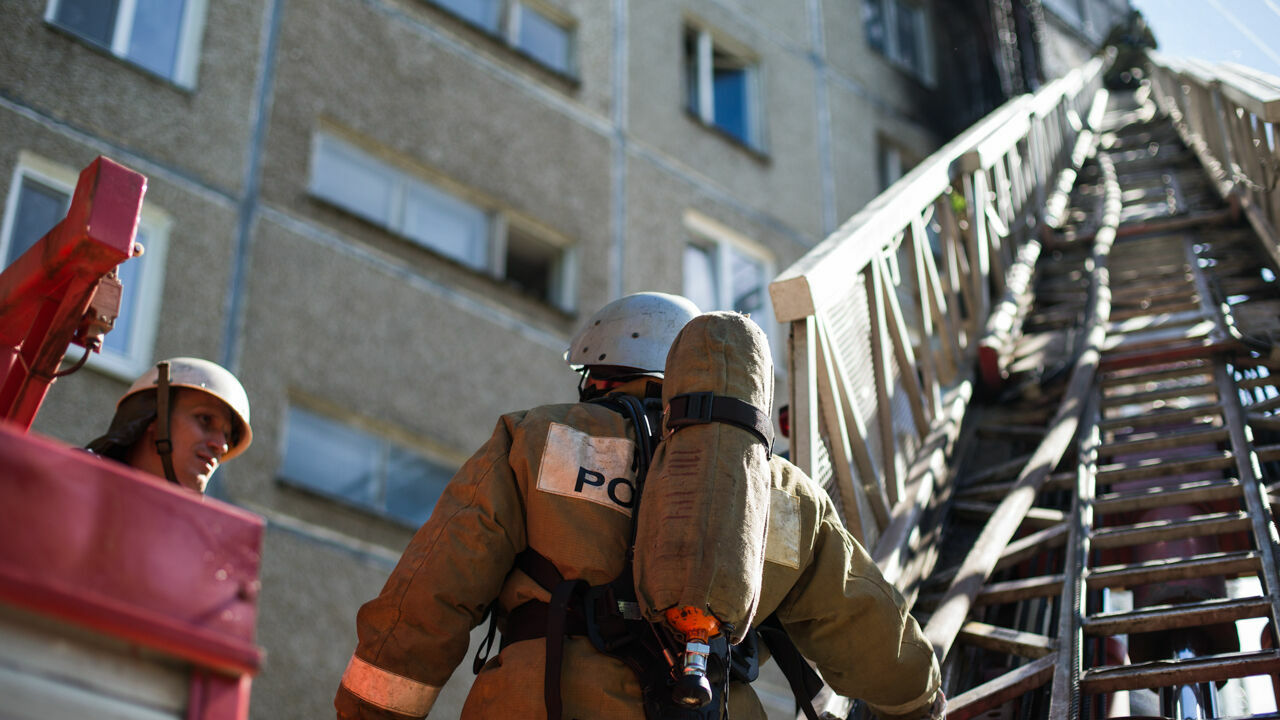 В Перми пожарные вывели из горящего дома 22 человека