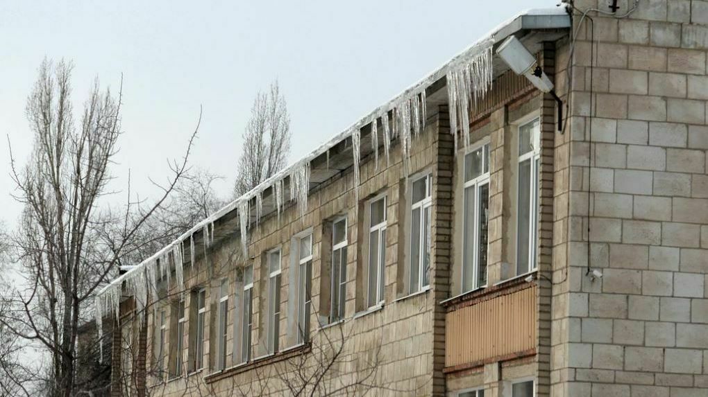 В Октябрьском районе прокуратура обязала управляющую компанию убрать снег и сосульки с крыш домов