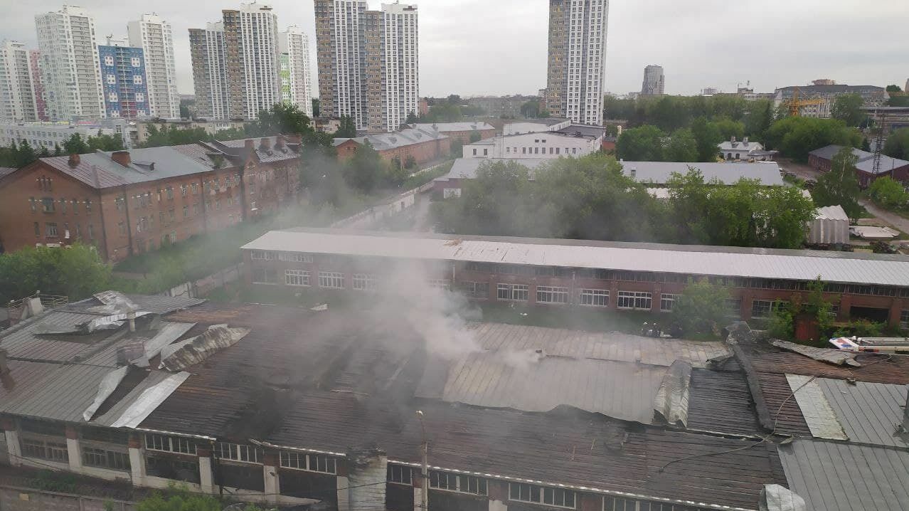 В Перми несколько часов горел склад. Фото