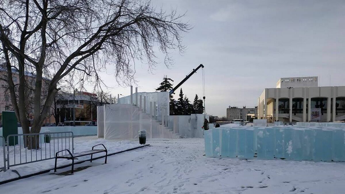 Фотофакт: в центре Перми началось строительство ледового городка