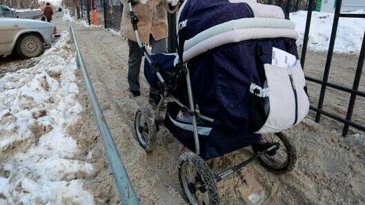 Четыре пермяка сами очистили тротуары от снега: «Чиновникам плевать на народ»