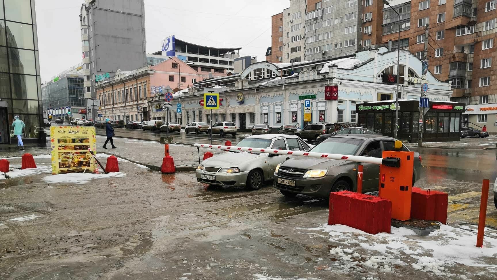 Как чиновники Перми продали часть улицы в центре города. История шлагбаума у ТЦ «Колизей-Синема»