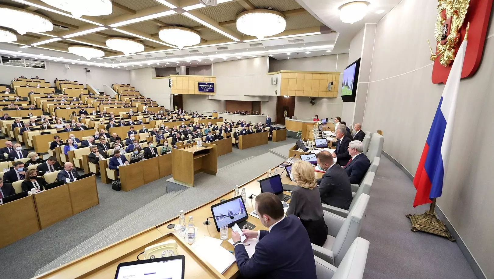 Депутаты Госдумы в первом чтении приняли закон о лишении имущества за фейки об армии
