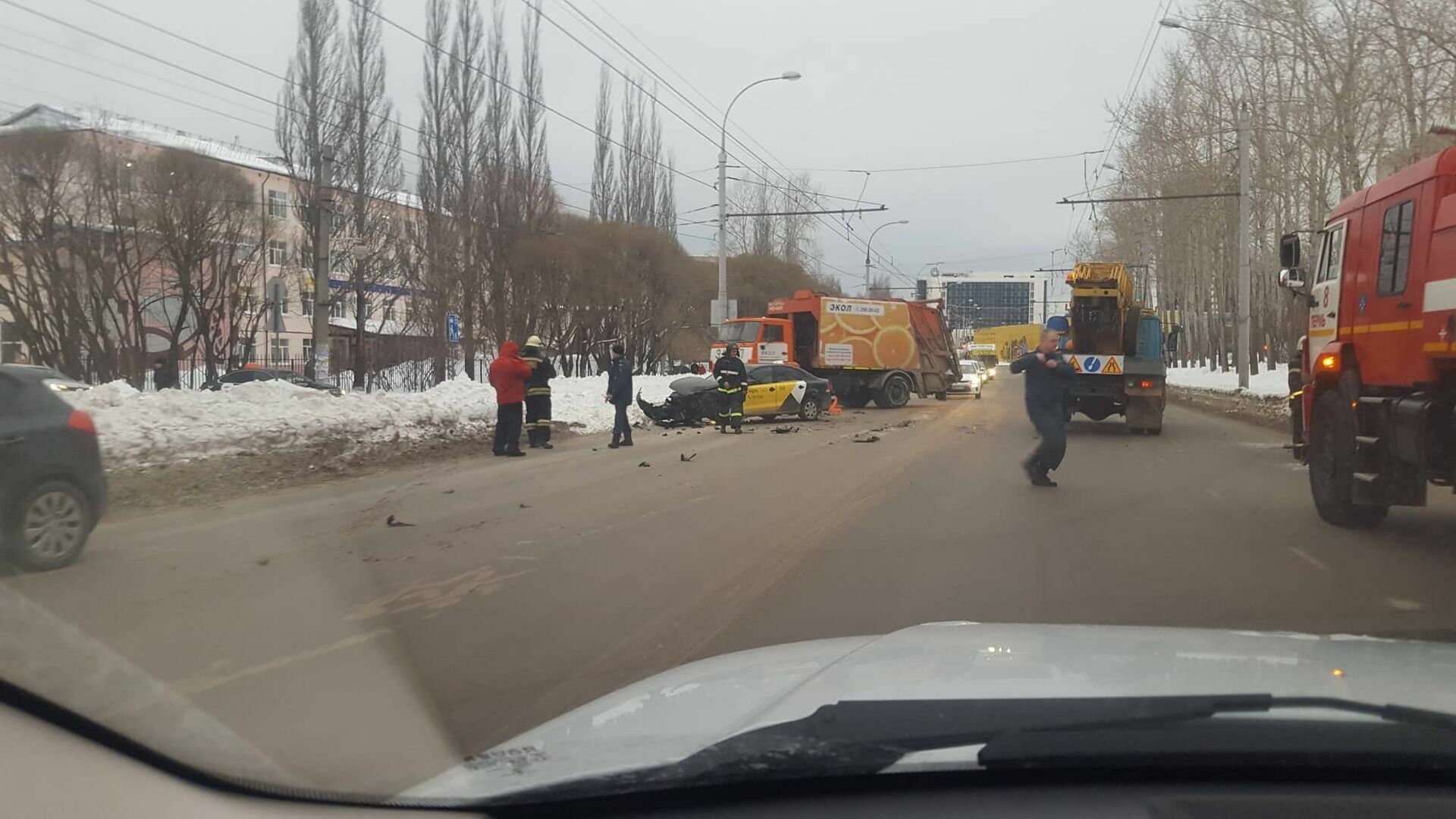 Фотофакт: на бульваре Гагарина столкнулись «Яндекс.Такси» и «Лада»