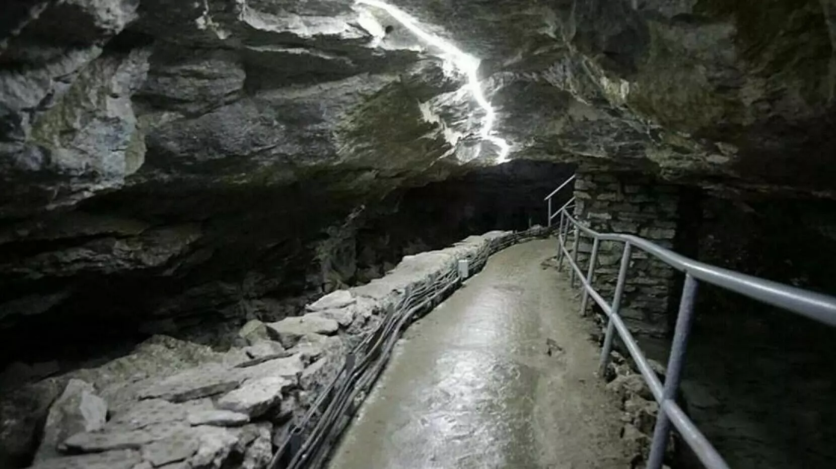 Кунгурскую пещеру закроют из-за нарушений техники безопасности