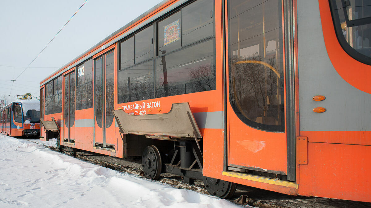 На Карпинского из-за аварии на путях встали трамваи
