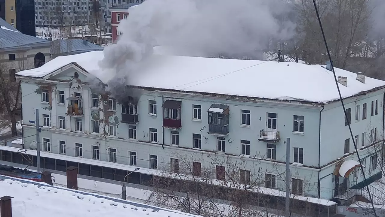 В Перми утром 7 марта загорелся расселенный дом на Куйбышева, 68