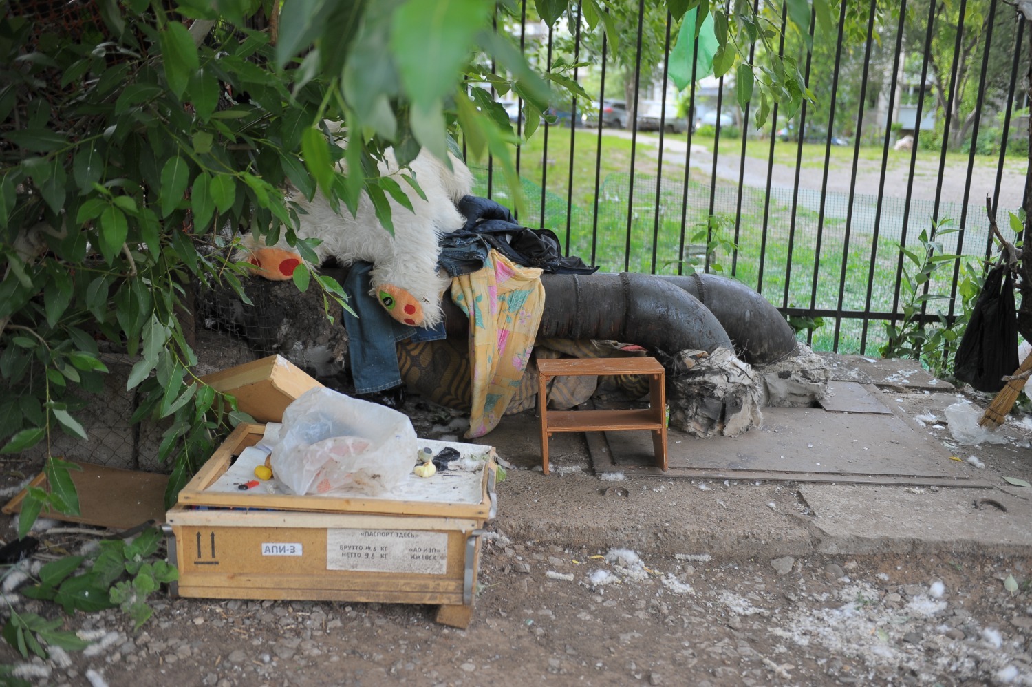 Так выглядит лежанка бездомных людей у улицы Цветной