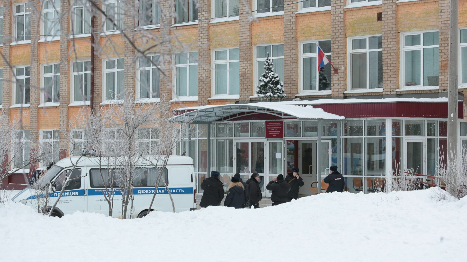 Закрытая после нападения школа №127 в Перми возобновила работу