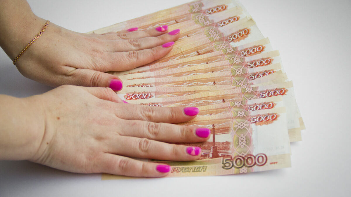 167 фальшивок на 736 тыс. рублей выявлено в Прикамье за шесть месяцев 2015 года
