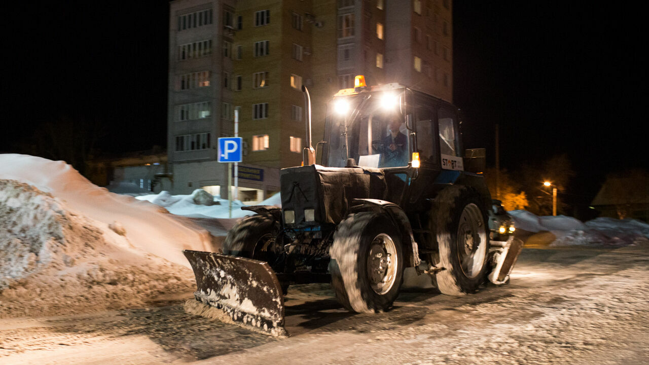 Песком и солью! Дорожники выедут на улицы Перми бороться со снегопадом и гололедом