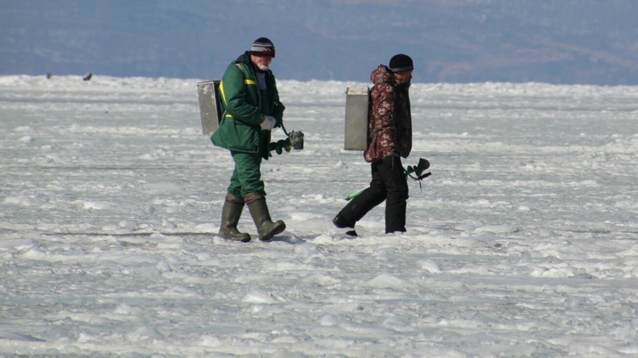 Осенью в Прикамье под лед провалились три рыбака, снегоход и автомобиль. Как определить безопасный лед