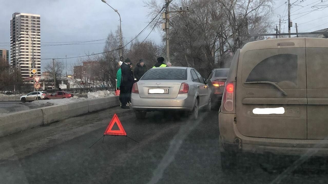 Фотофакт: в Дзержинском районе пермяки стоят в пробке из-за ДТП с двумя иномарками