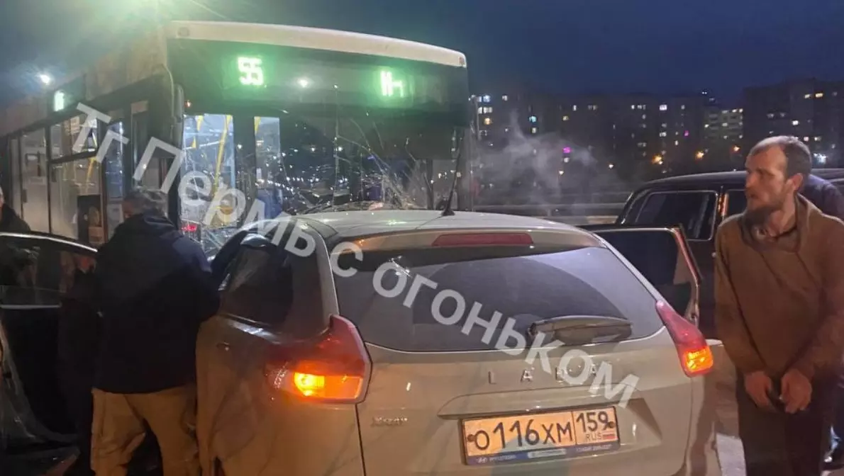 В Перми пострадали два человека в массовой аварии с автобусом