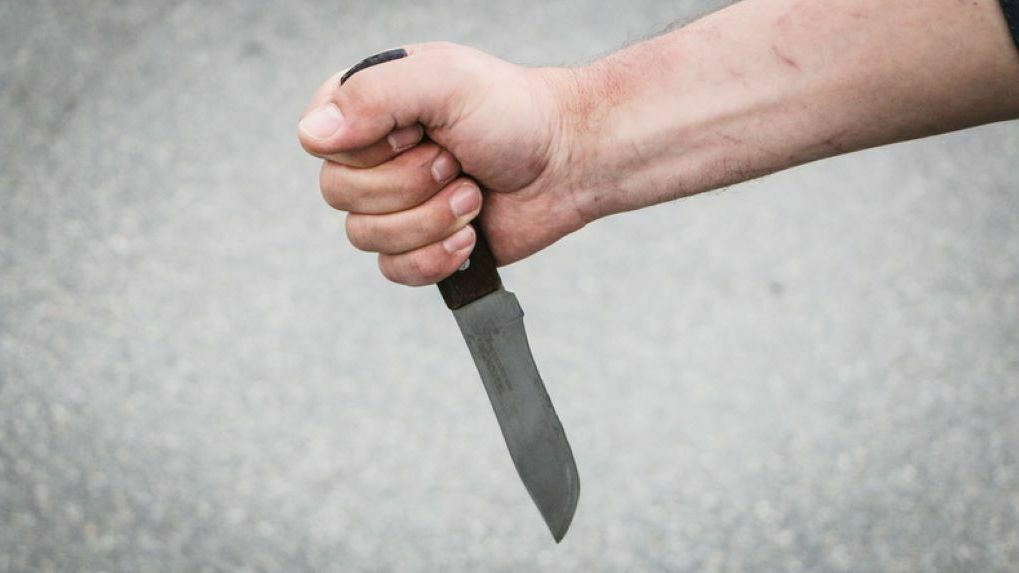 В Горнозаводском округе мужчина с ножом напал на тренера с ребятами. Его задержали