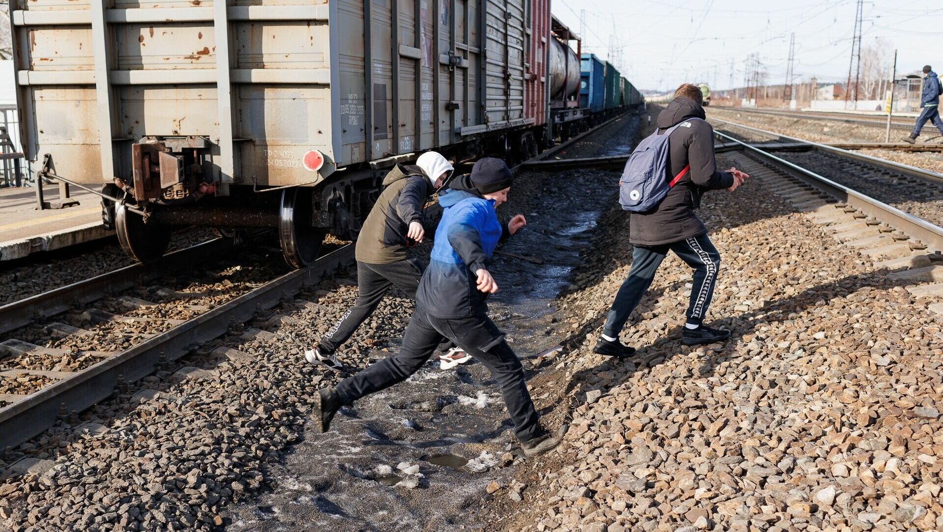 Жители поселка в Пермском крае пять лет борются за железнодорожный переход