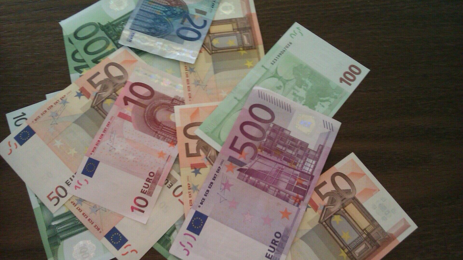 Праздники закончились. Евро подорожал сразу на 2,9 рублей, доллар — на 2,5