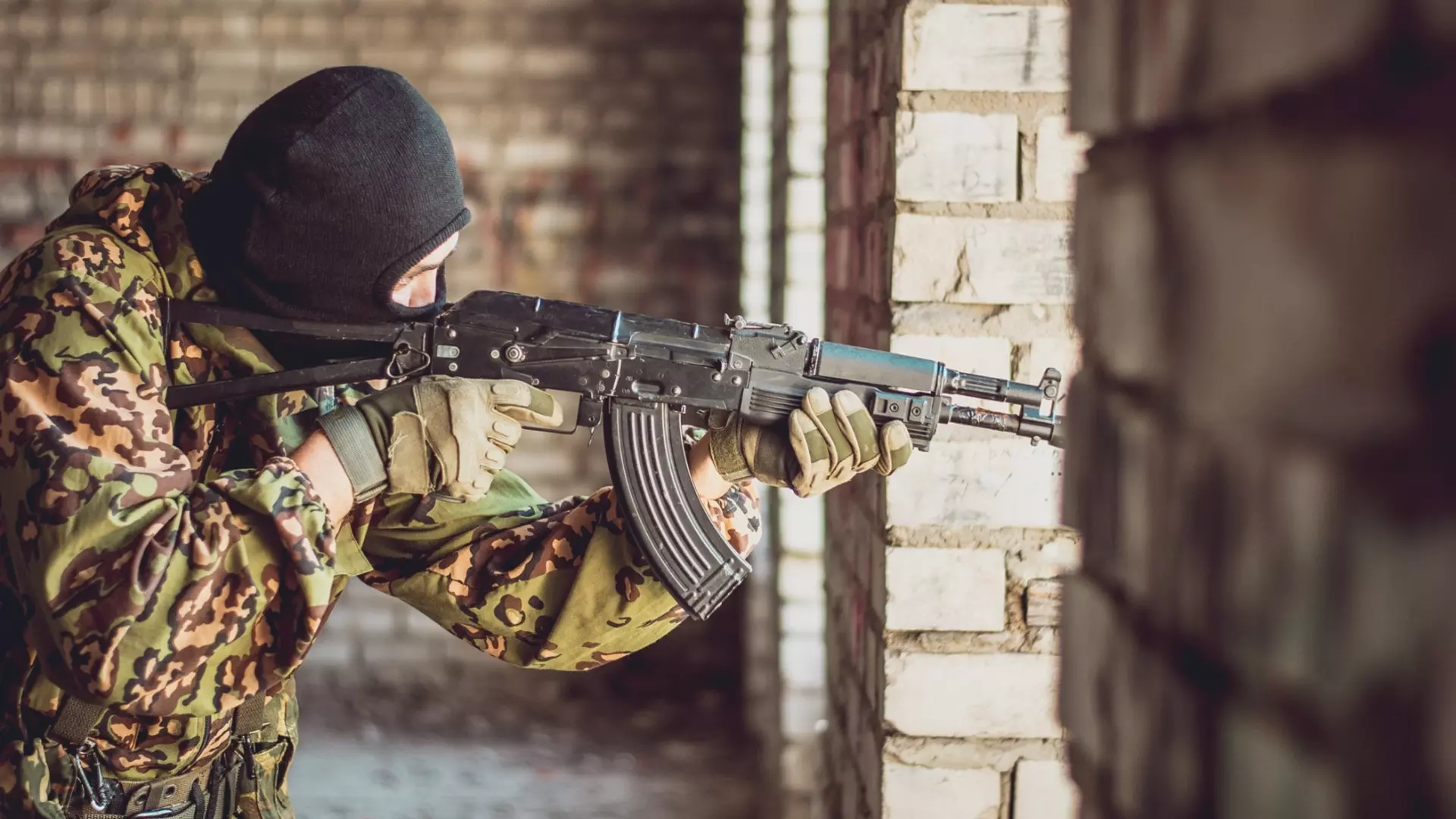 В Дагестане спецназ ФСБ заблокировал в нескольких домах боевиков