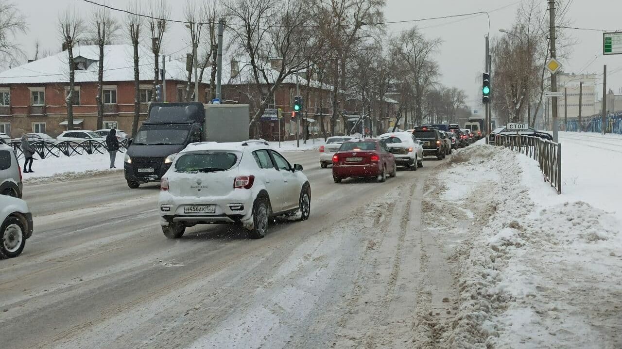 Пермь встала в восьмибалльных пробках: какие улицы лучше объехать