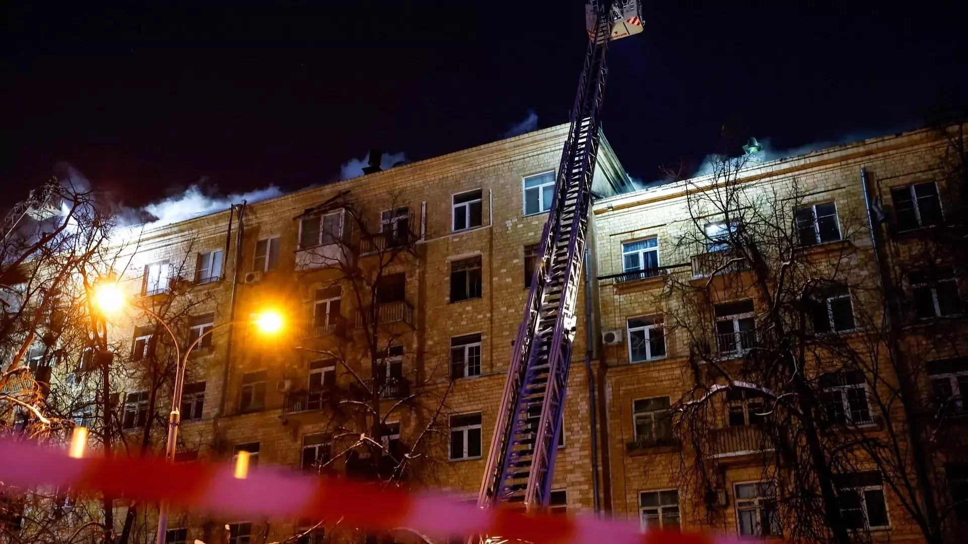В Москве из горящего дома эвакуировали около 400 человек