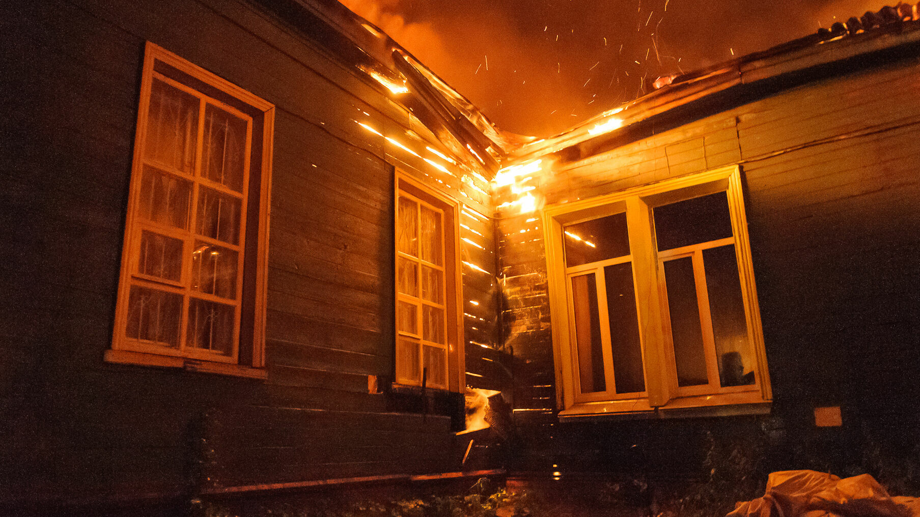 В Прикамье мужчина сжег квартиру друзей и сгорел сам