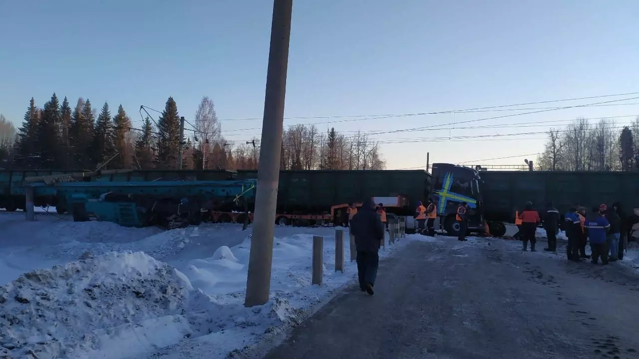 На железнодорожном переезде в Прикамье грузовой поезд протаранил грузовик