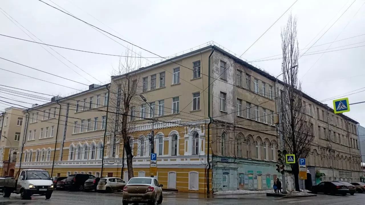 Доходный дом Камчатова отреставрирован только со стороны улицы Куйбышева. Сделано так было, видимо, только ради того, чтобы улица не теряла лицо к долгожданному 300-летию города.