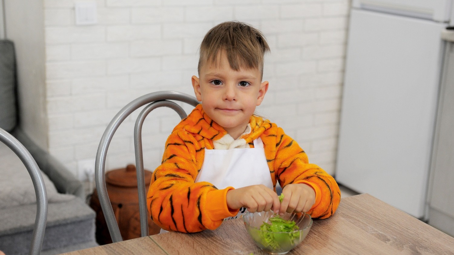 Маленький «тигренок» Данил Зырянов очень любит принимать участие в традиционных семейных ужинах