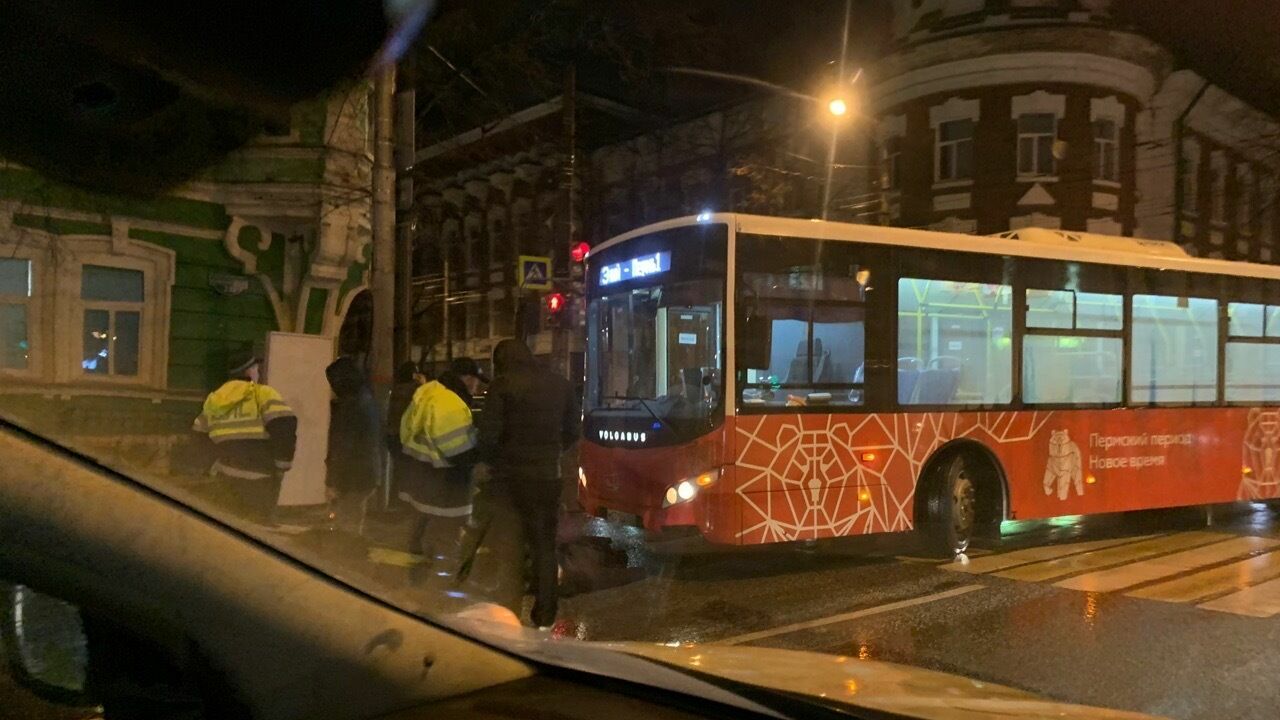 В Перми возле пешеходного перехода автобус сбил пожилого мужчину