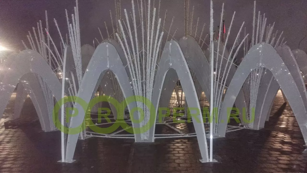 Пермь готовится к Новому году, на площадях и улицах устанавливают арт-объекты