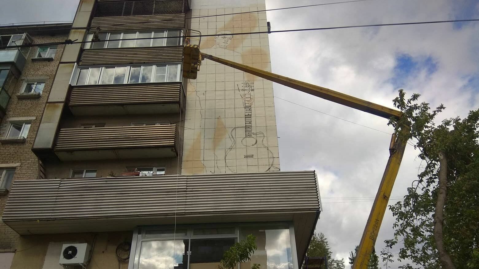 Фотофакт: в центре Перми начали рисовать огромный потрет Сергея Наговицына