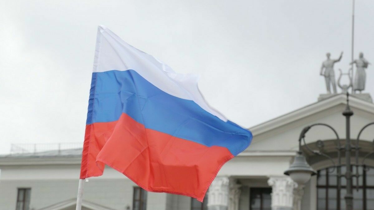 Чиновники из Пермского края забыли установить флаг России на здание администрации