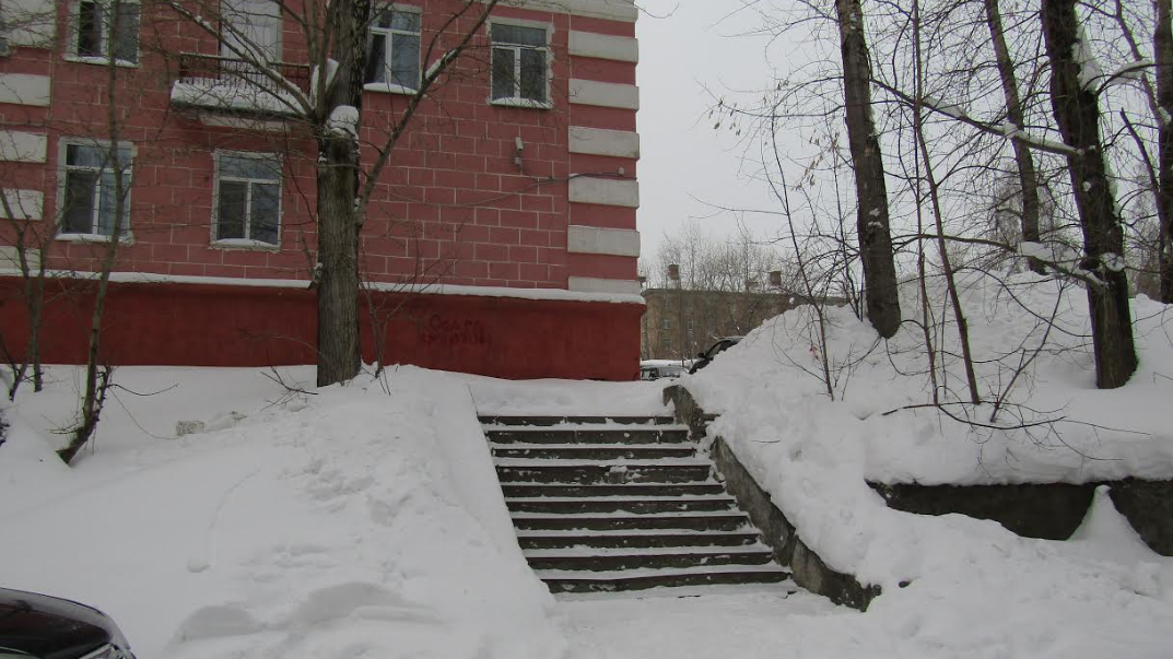 Жительница Березников сломала плечо на скользкой лестнице и теперь требует 550 тысяч рублей от чиновников
