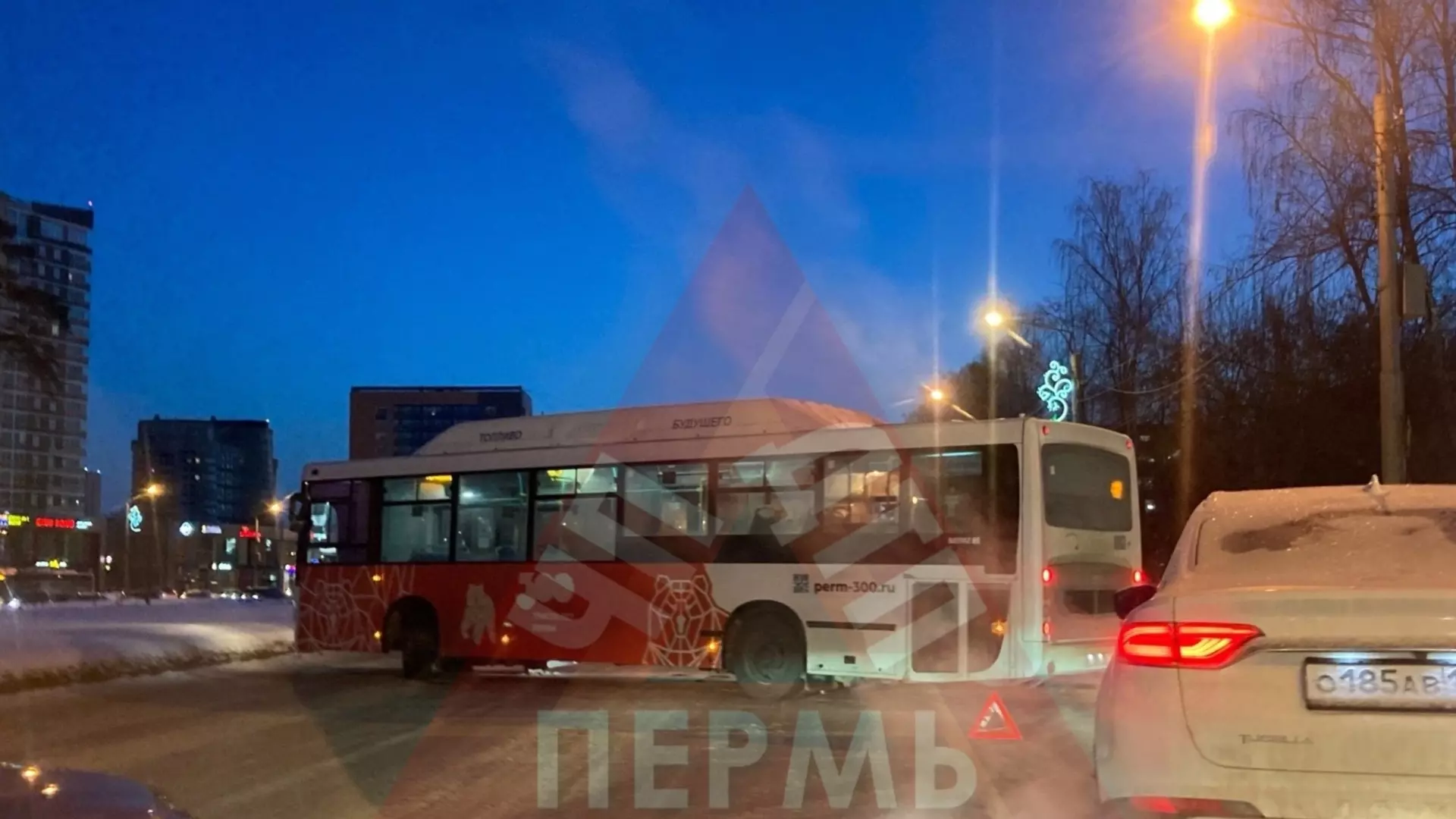 В Перми около Гознака автобус перекрыл сразу три полосы