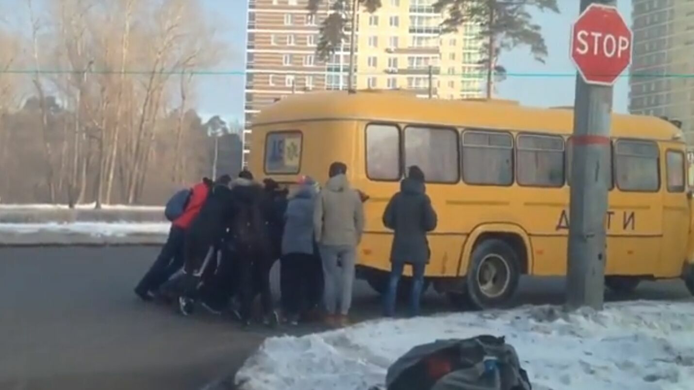 Пермские гаишники проверят видео с детьми, толкающими школьный автобус