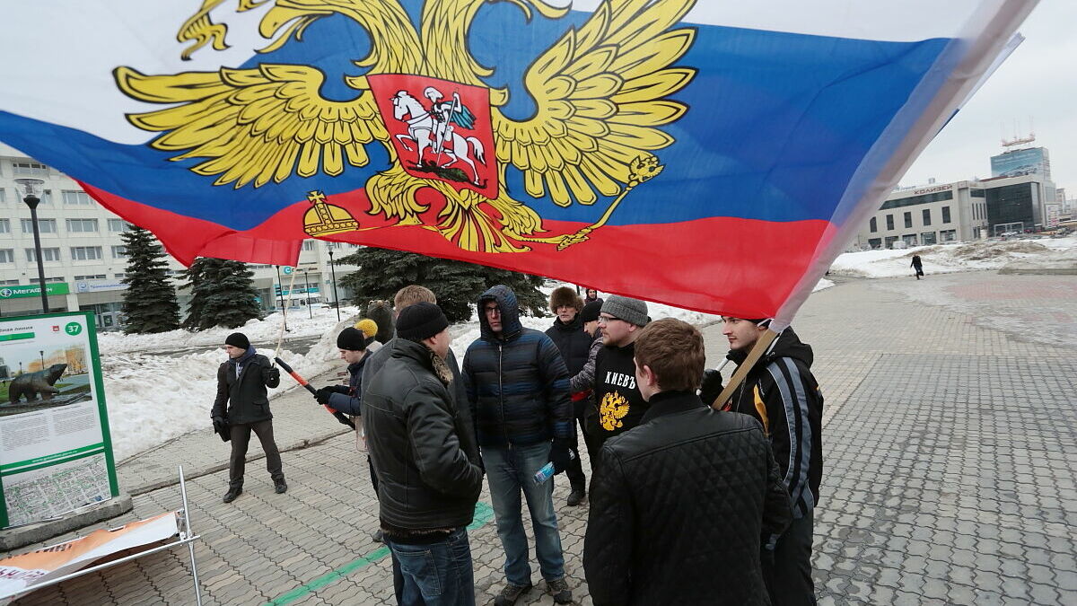 «В поддержку Украины» пермяки вышли с российскими флагами и портретами Путина