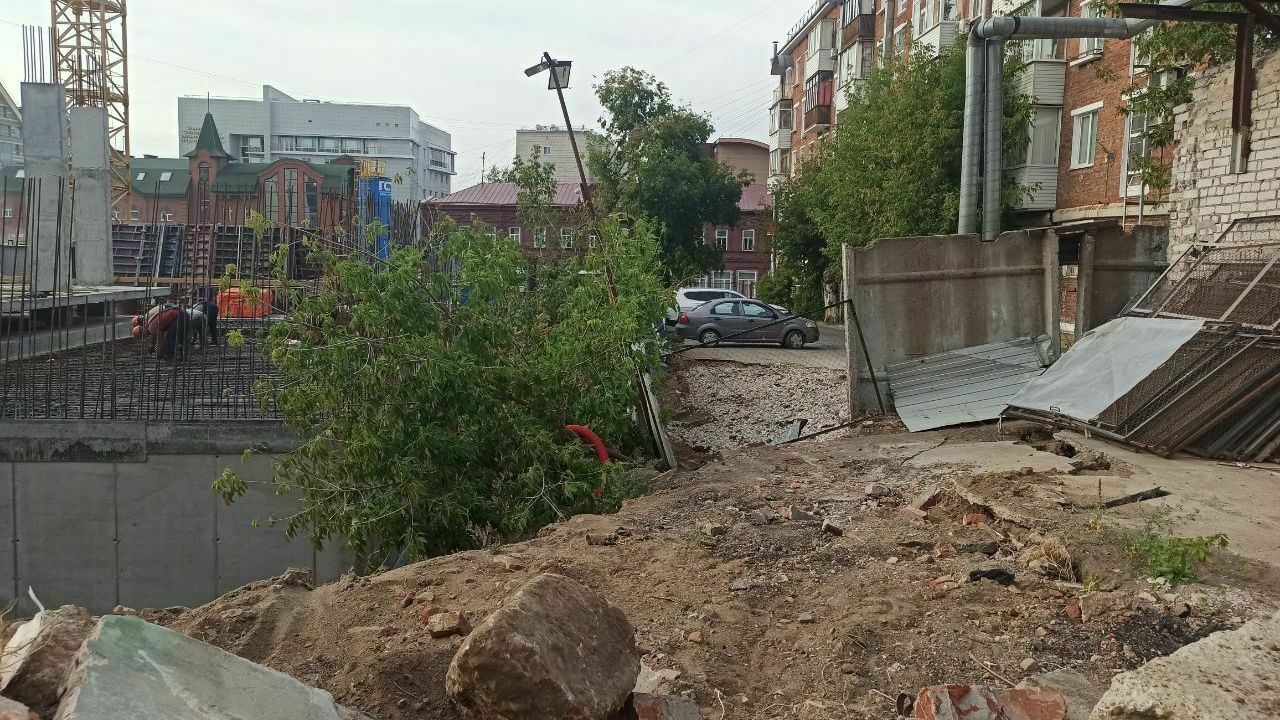 ПМД не восстановили в срок разрушенную территорию дома на Компросе и у ЦУМа