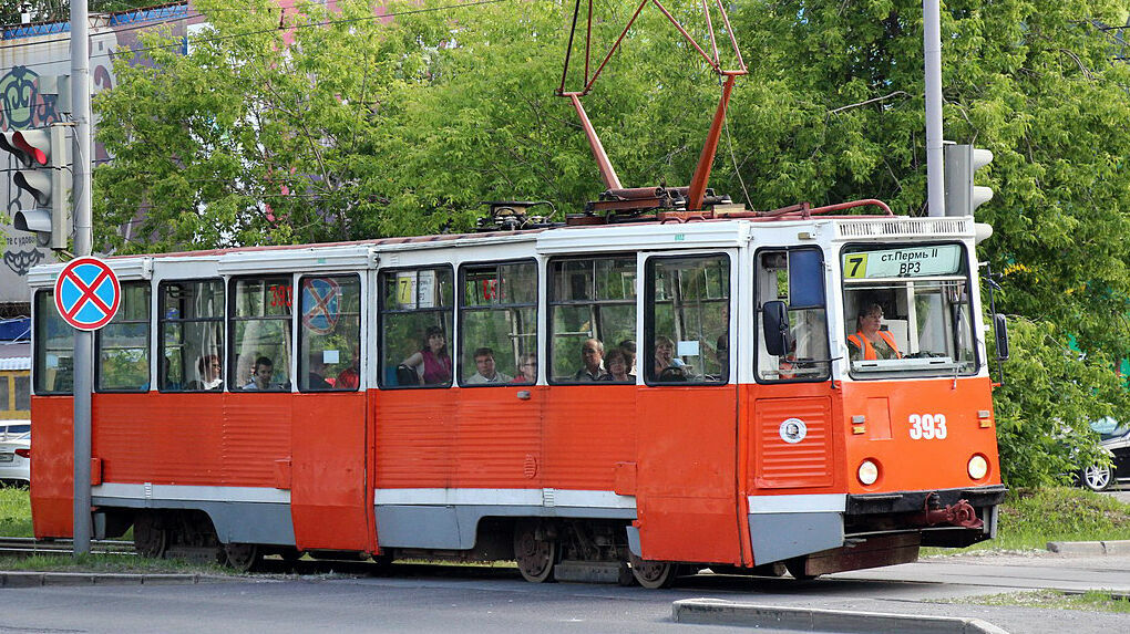 В центре Перми неизвестные напали на трамвай №7