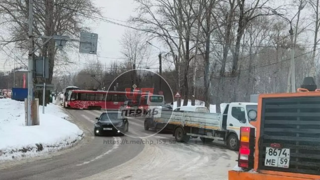 В Перми была полностью перекрыта улица из-за аварии с трамваем