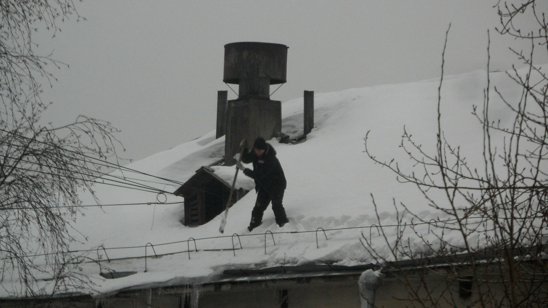В Кудымкаре управляющая компания после снегопада не чистила крыши и дворы